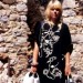 Blonde avec des chaussures blanches
